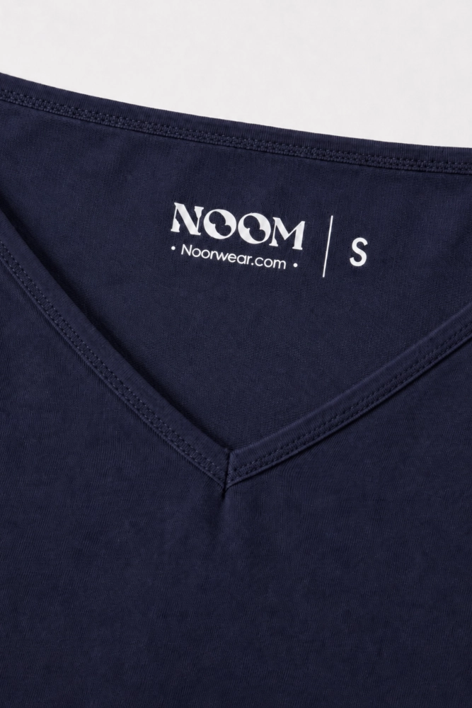 Pyjama en coton doux, couleur bleu marine, à col en V, parfait pour une tenue d'intérieur élégante et confortable.