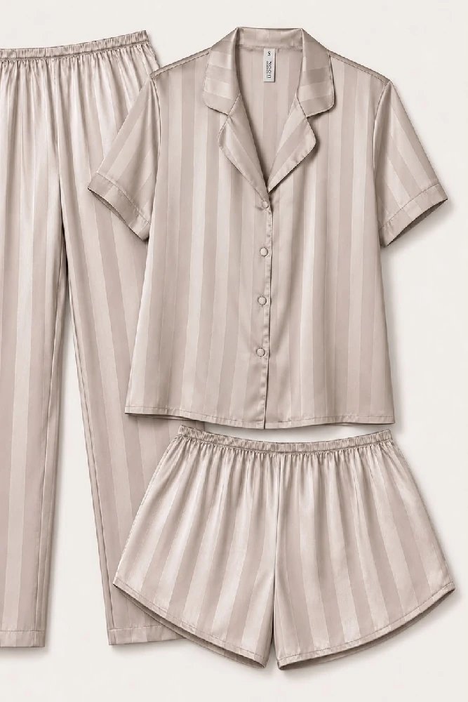Ensemble de pyjama en satin beige à rayures, élégant et confortable, parfait pour une tenue d'intérieur luxueuse.