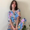 Pyjama satin coloré avec motifs floraux, vêtement de nuit luxueux idéal pour la détente à la maison.