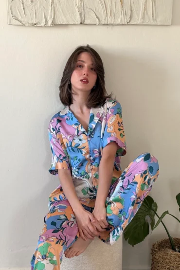 Pyjama satin coloré avec motifs floraux, vêtement de nuit luxueux idéal pour la détente à la maison.