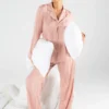 Pyjama satin rose, élégant et doux, offrant confort et légèreté pour une tenue d'intérieur raffinée.