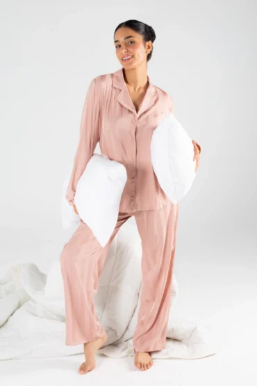Pyjama satin rose, élégant et doux, offrant confort et légèreté pour une tenue d'intérieur raffinée.
