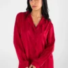 Ensemble de pyjama en satin rouge, élégant, avec rayures, parfait pour une tenue d'intérieur et des nuits confortables.