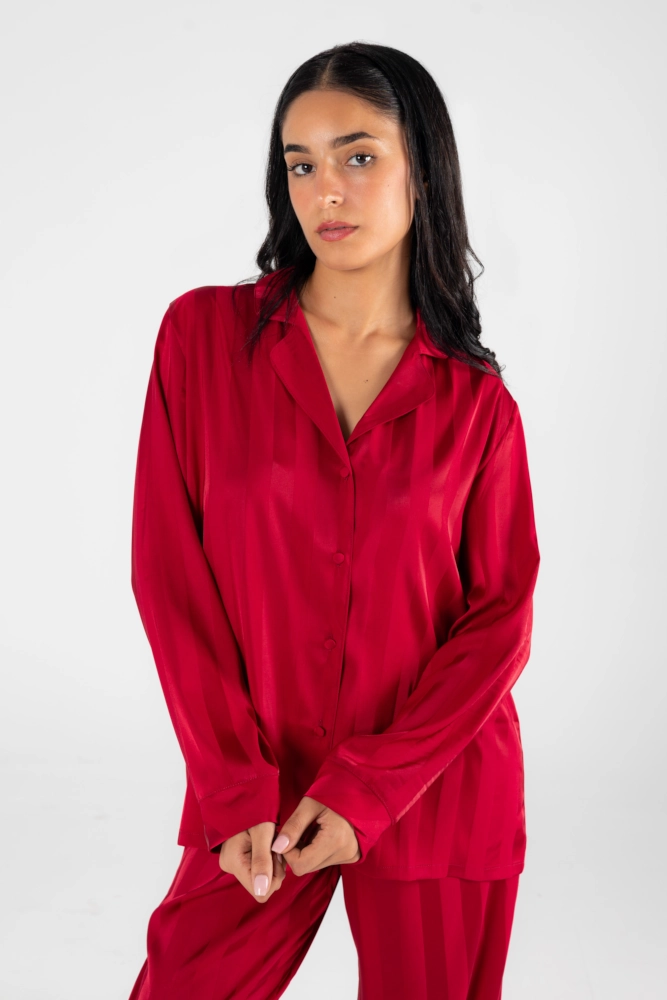 Ensemble de pyjama en satin rouge, élégant, avec rayures, parfait pour une tenue d'intérieur et des nuits confortables.