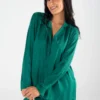 Pyjama satin vert en stries, confortable et élégant, idéal pour une tenue d'intérieur moderne et chic.