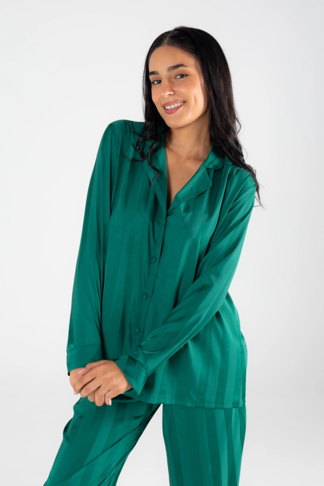 Pyjama satin vert en stries, confortable et élégant, idéal pour une tenue d'intérieur moderne et chic.