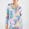 Pyjama satin coloré à motifs floraux, offrant un style élégant et confortable pour une tenue d'intérieur luxueuse.
