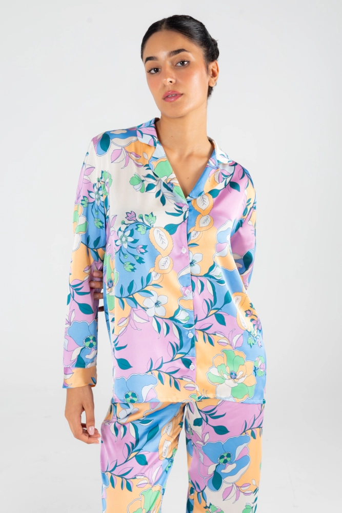 Pyjama satin coloré à motifs floraux, offrant un style élégant et confortable pour une tenue d'intérieur luxueuse.