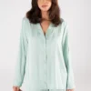 Pyjama satin vert menthe, élégant et confortable, idéal comme vêtement de nuit luxueux et tenue d'intérieur chic.