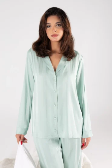Pyjama satin vert menthe, élégant et confortable, idéal comme vêtement de nuit luxueux et tenue d'intérieur chic.