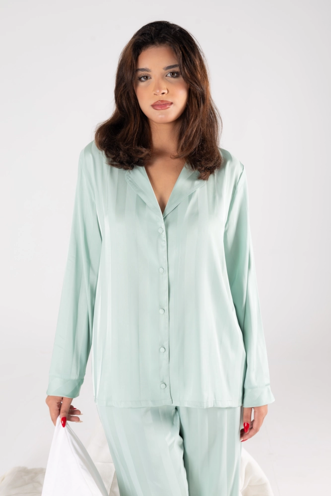 Pyjama satin vert menthe, élégant et confortable, idéal comme vêtement de nuit luxueux et tenue d'intérieur chic.