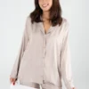 Pyjama satin beige, élégante tenue d'intérieur, à rayures discrètes, pour des nuits luxueuses et confortables.