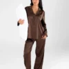 Ensemble de pyjama en satin marron, élégant et confortable, parfait pour une tenue d'intérieur chic et luxueuse.