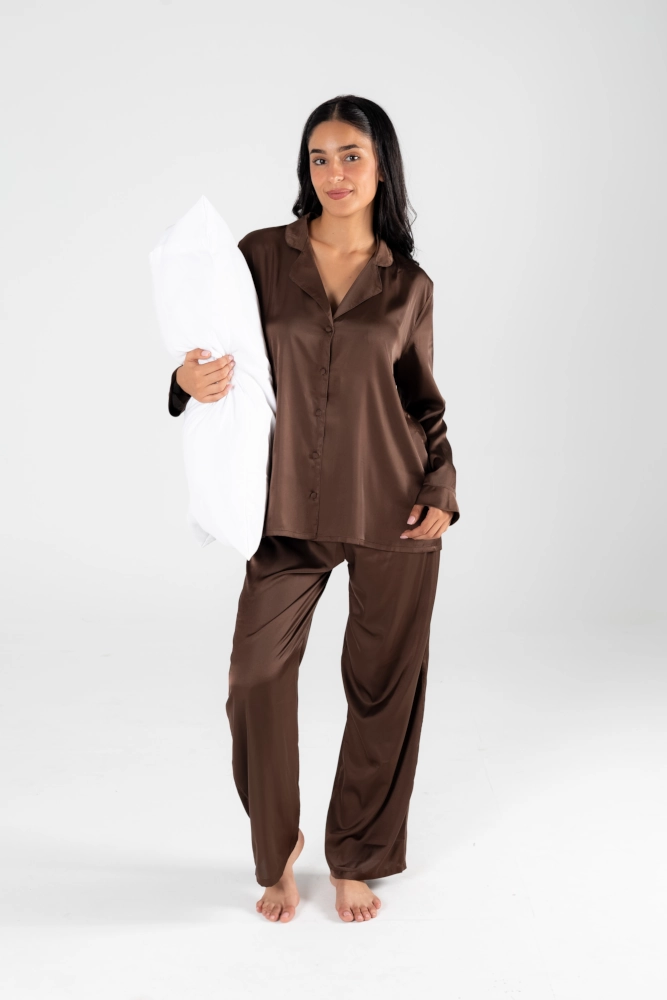 Ensemble de pyjama en satin marron, élégant et confortable, parfait pour une tenue d'intérieur chic et luxueuse.