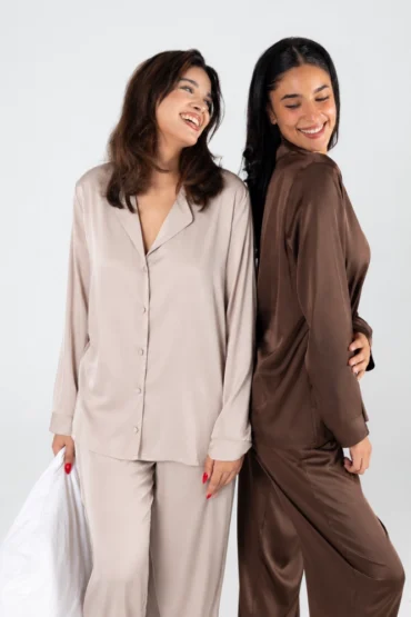 Ensemble de pyjama satiné, élégant et confortable, en couleur beige et chocolat, parfait pour une tenue d'intérieur luxueuse.