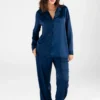 Ensemble de pyjama satin bleu nuit, à manches longues et pantalon fluide, parfait pour une tenue d'intérieur élégante.