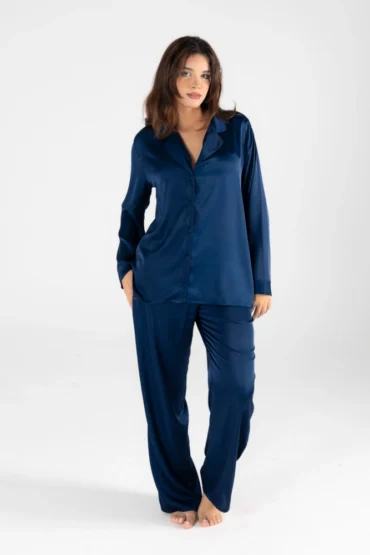 Ensemble de pyjama satin bleu nuit, à manches longues et pantalon fluide, parfait pour une tenue d'intérieur élégante.