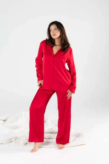 pssu-red-satin-pajamas-full-body Pyjama satin rouge élégant, à manches longues, pour des soirées confortables et stylées à la maison. Vêtement de nuit luxueux.
