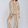 Pyjama en velours beige, élégant et confortable, parfait pour des nuits relaxantes, idéal comme tenue d'intérieur luxueuse.