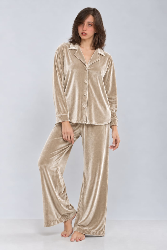 Pyjama en velours beige, élégant et confortable, parfait pour des nuits relaxantes, idéal comme tenue d'intérieur luxueuse.
