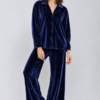 Ensemble pyjama en velours bleu nuit, confortable et élégant, parfait pour une tenue d'intérieur chaleureuse et luxueuse.