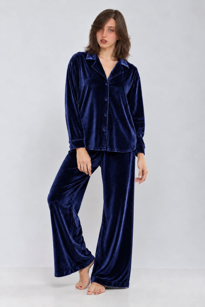 Ensemble pyjama en velours bleu nuit, confortable et élégant, parfait pour une tenue d'intérieur chaleureuse et luxueuse.