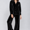 Pyjama en velours noir, élégant et confortable, parfait pour une tenue d'intérieur raffinée durant la nuit.