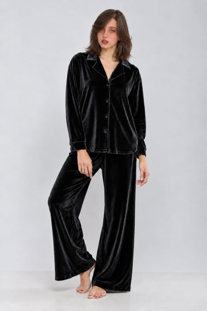 Pyjama en velours noir, élégant et confortable, parfait pour une tenue d'intérieur raffinée durant la nuit.