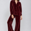 Pyjama en velours bordeaux, doux et élégant, idéal comme tenue d'intérieur pour des nuits confortables et luxueuses.
