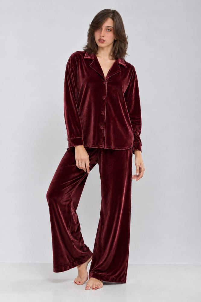 Pyjama en velours bordeaux, doux et élégant, idéal comme tenue d'intérieur pour des nuits confortables et luxueuses.
