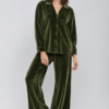 Ensemble de pyjama en velours vert, doux et confortable, parfait pour une tenue d'intérieur élégante et chaleureuse.
