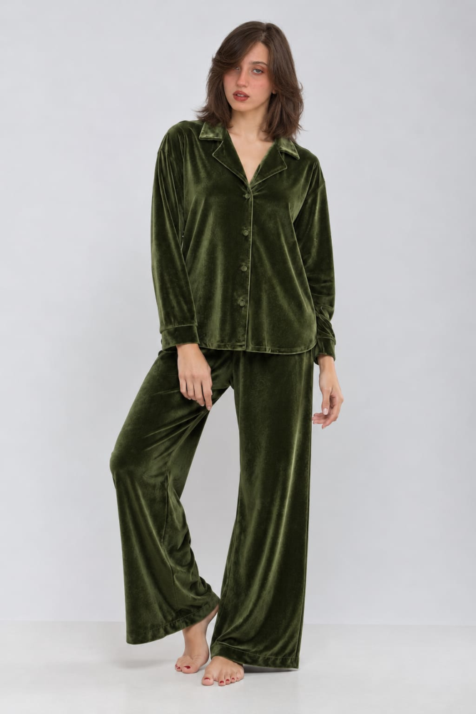Ensemble de pyjama en velours vert, doux et confortable, parfait pour une tenue d'intérieur élégante et chaleureuse.